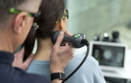 Ứng dụng liệu pháp sóng xung kích và laser để giảm đau mãn tính